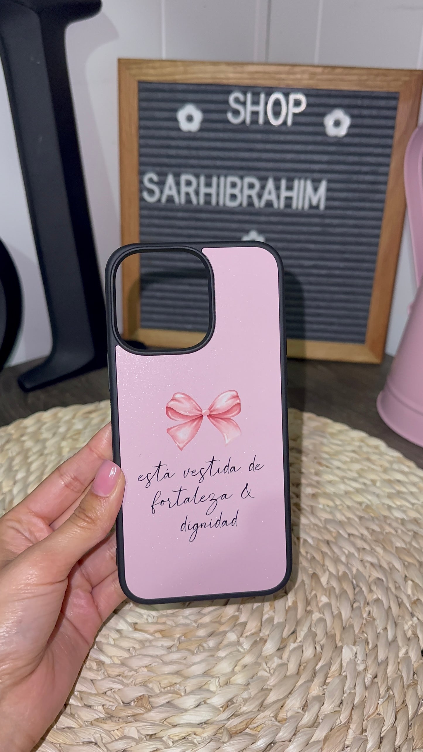 Está vestida de - phone case 🎀