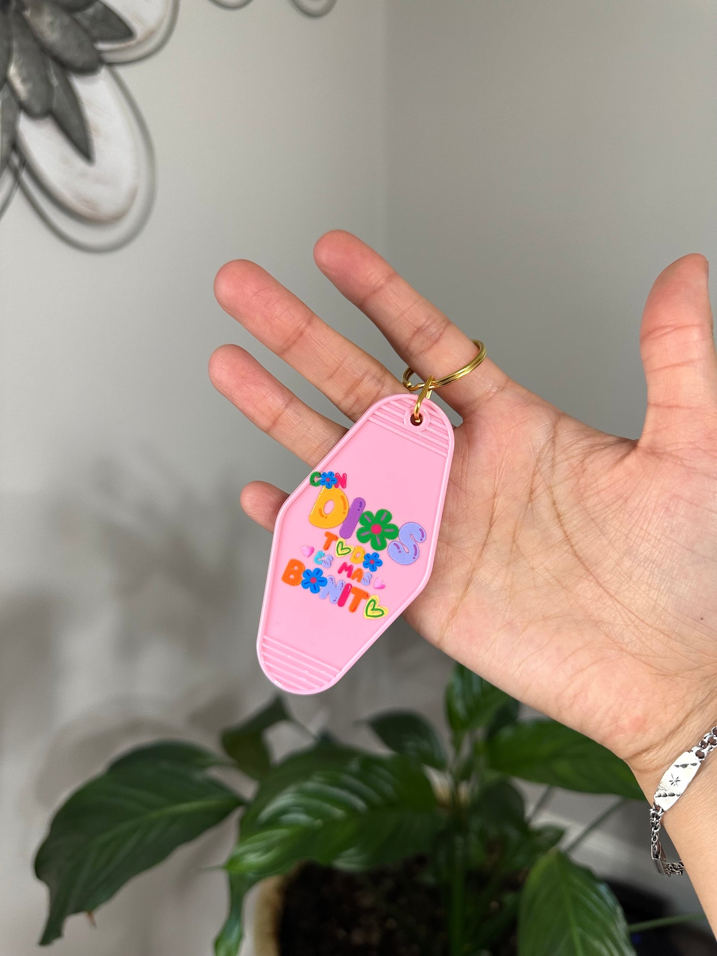 Con Dios Todo es Mas Bonito Motel Keychain
